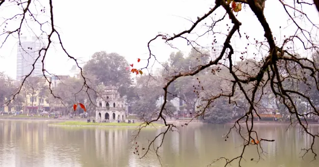 Ho Guom mua xuan voi canh dao roi, khien long nguoi lu khach boi hoi hoai niem
